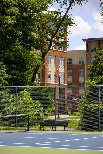 Camden Washingtonian apartments in Gaithersburg, MD with tennis courts nearby