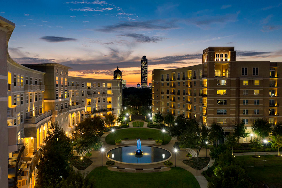 Apartments and Townhomes at Camden Highland Village