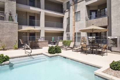 camden copper square apartments phoenix arizona pool with barbecue grilling station and dining area