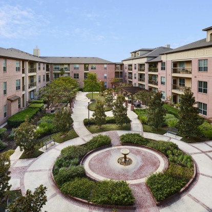 English garden courtyard