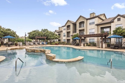 Resort-style pool with tanning ledge at Camden Amber Oaks apartments in Austin, TX