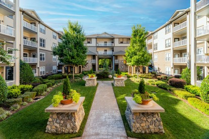 Center courtyard with seating at Camden Manor Park