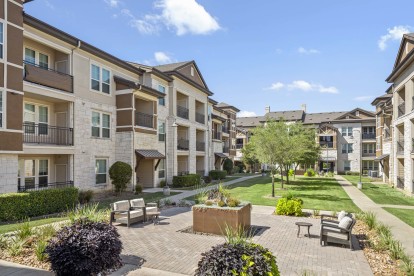 Courtyard between buildings at Camden La Frontera