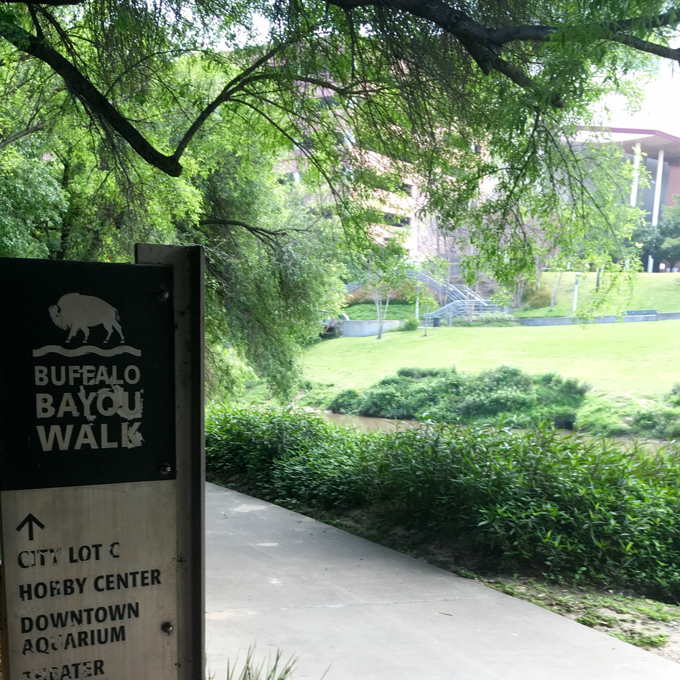 What are the 3 best running trails in Houston? Buffalo Bayou running trails is one of the best running trails in Houston. 