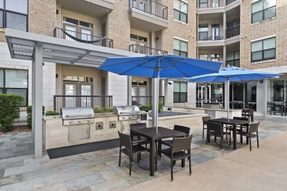 Pool deck covered tables and bbq grills at Camden Lamar Heights 
