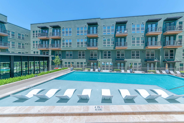 Flats side pool with in-water loungers