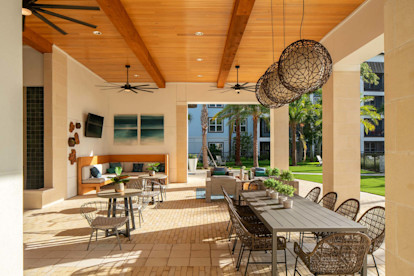 Camden Clearwater apartments outdoor resident lounge