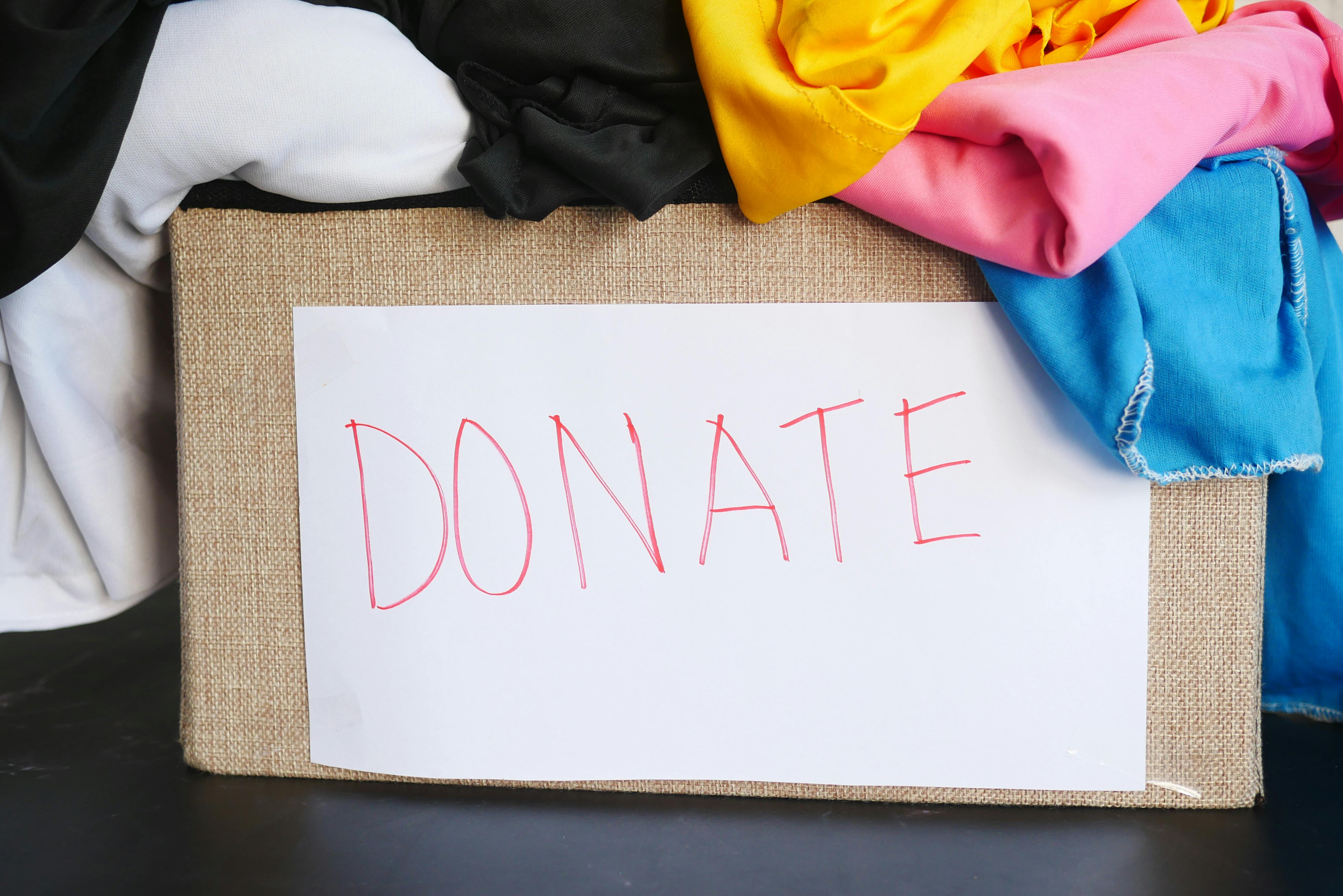 https://www.pexels.com/photo/box-with-clothes-for-donation-11200117/