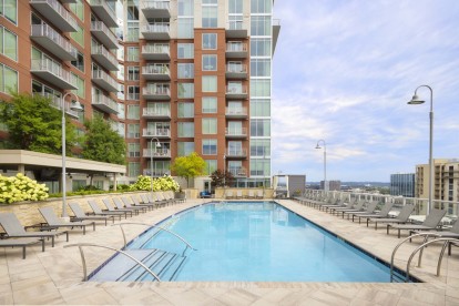 Rooftop resort-style pool and sundeck at Camden Music Row apartments in Nashville, TN