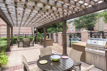 Outdoor grilling and dining area at Camden Greenway Apartments in Houston, TX