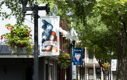 Shops in Downtown Franklin close to Camden Franklin Park in Franklin, TN