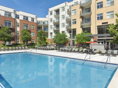 Spacious resort-style pool and sundeck at Camden Franklin Park apartments in Franklin, TN