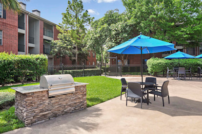Outdoor grills and dining areas with wifi at Camden Holly Springs Apartments in Houston, TX