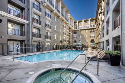 camden tuscany apartments san diego california pool and hot tub and sundeck with loungers