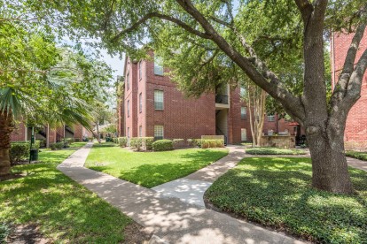 Green space and pet friendly at Camden Stonebridge Apartments in Houston, TX