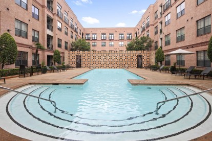 Resort-style pool with fountains at Camden Plaza Apartments in Houston, TX 