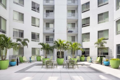 Courtyard at Camden Thornton Park apartments in Orlando, FL