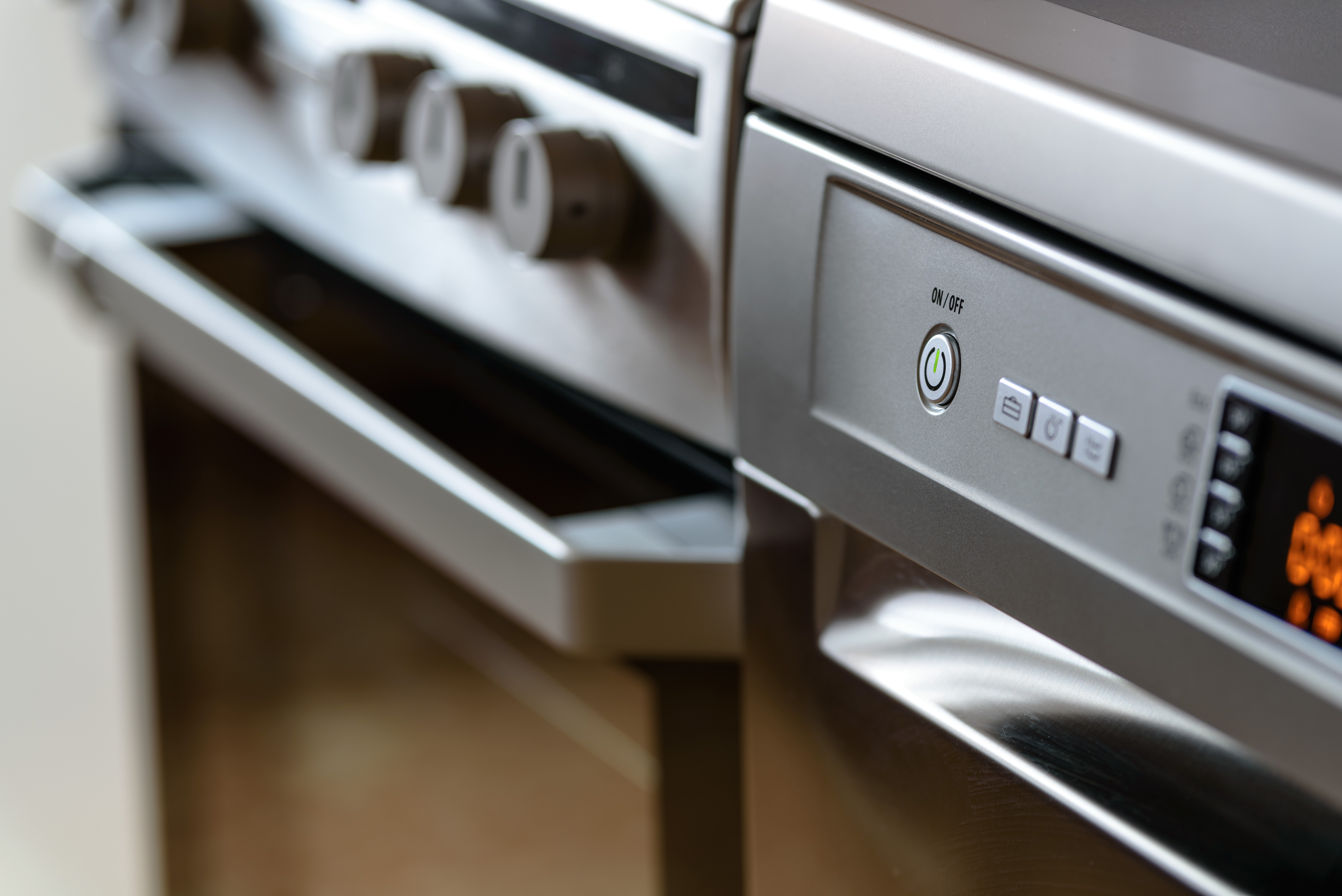 Sleek oven with control knobs
