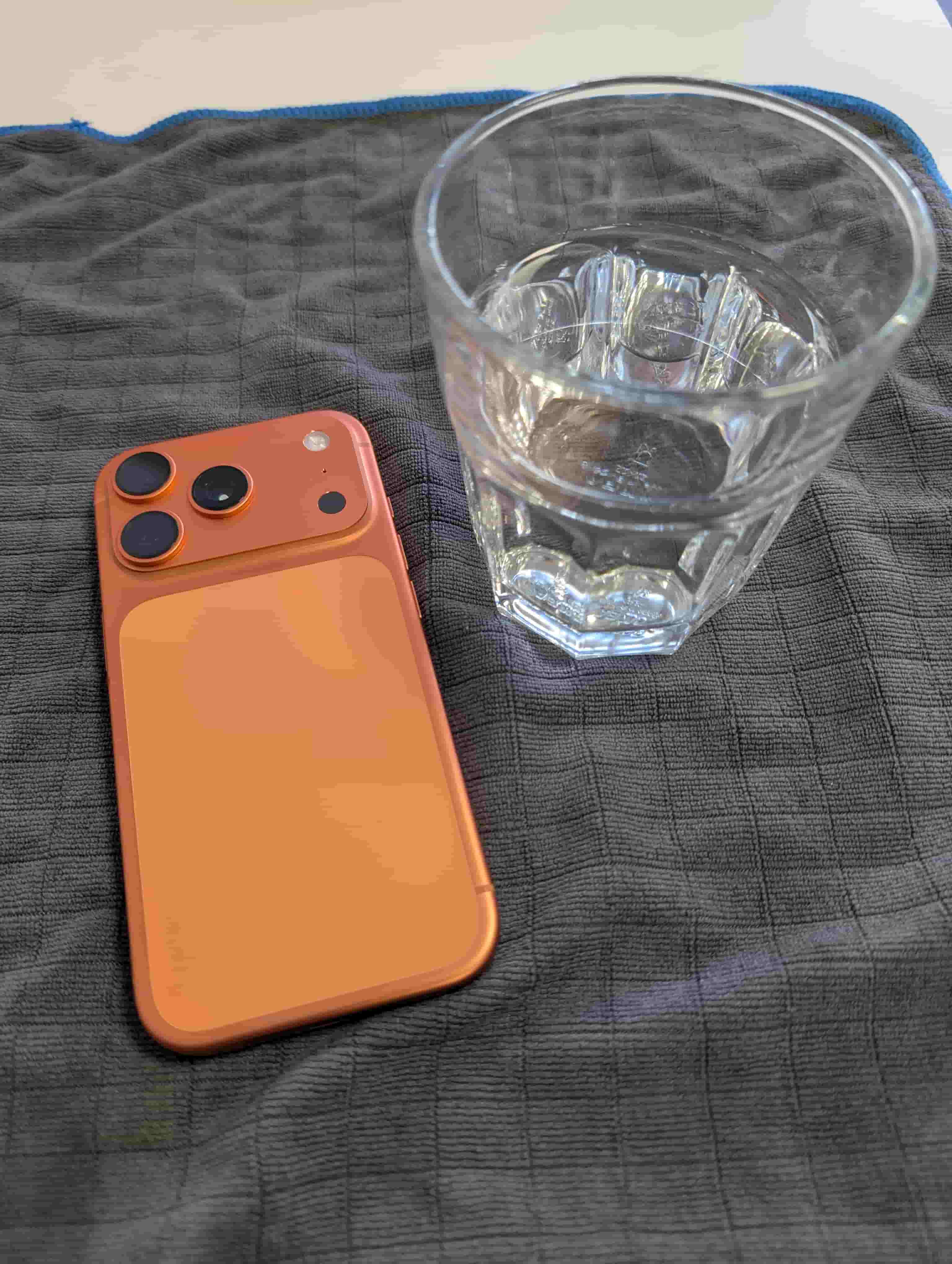 IP68-Zertifizierung neben einem Wasserglas