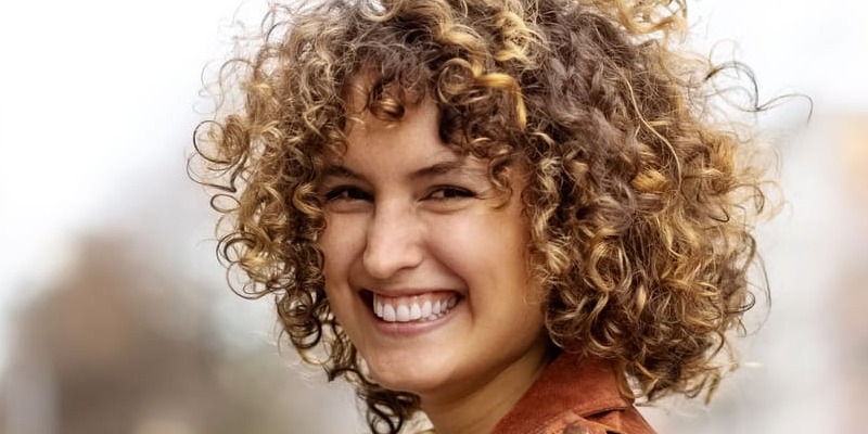 Frau freut sich über die positiven Entwicklungen