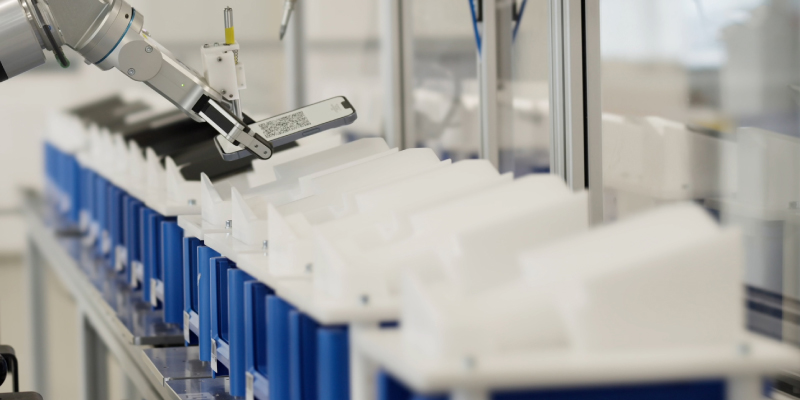 Roboter beendet Prüfung des Smartphones