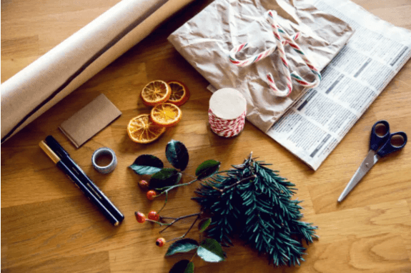 Geschenke nachhaltig verpacken: Utensilien
