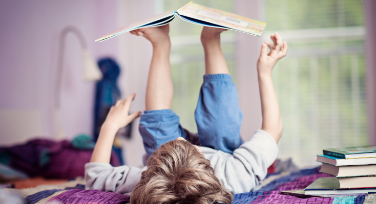 boy_lying_on_bed_books_photo_800x400_ID_674309114