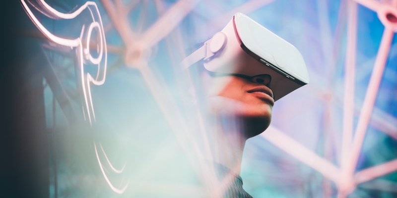 Mann_trägt_VR-Brille_photo_800x400_ID_1223255802