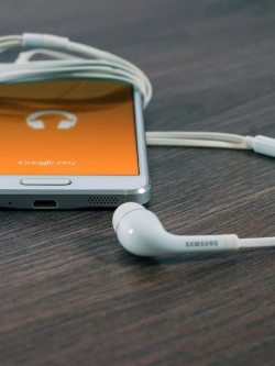 Kaputte Lade- und Kopfhörerbuchsen vermeiden