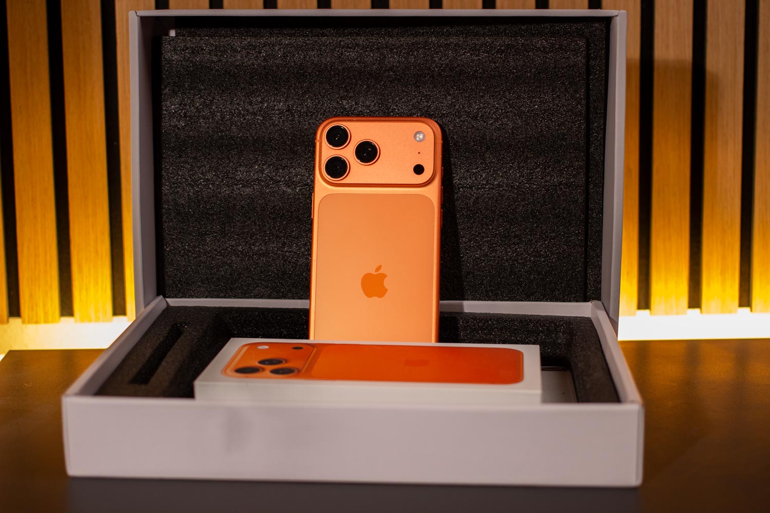Ein iPhone 17 Pro Max wird für den Verkauf an rebuy eingepackt  