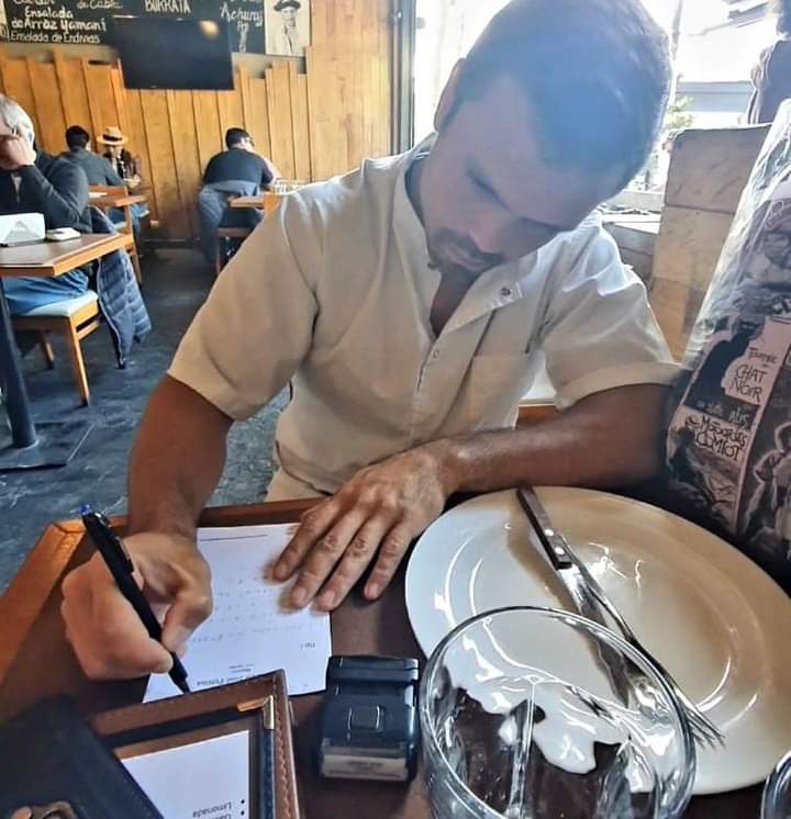 Francisco Perona Escribiendo