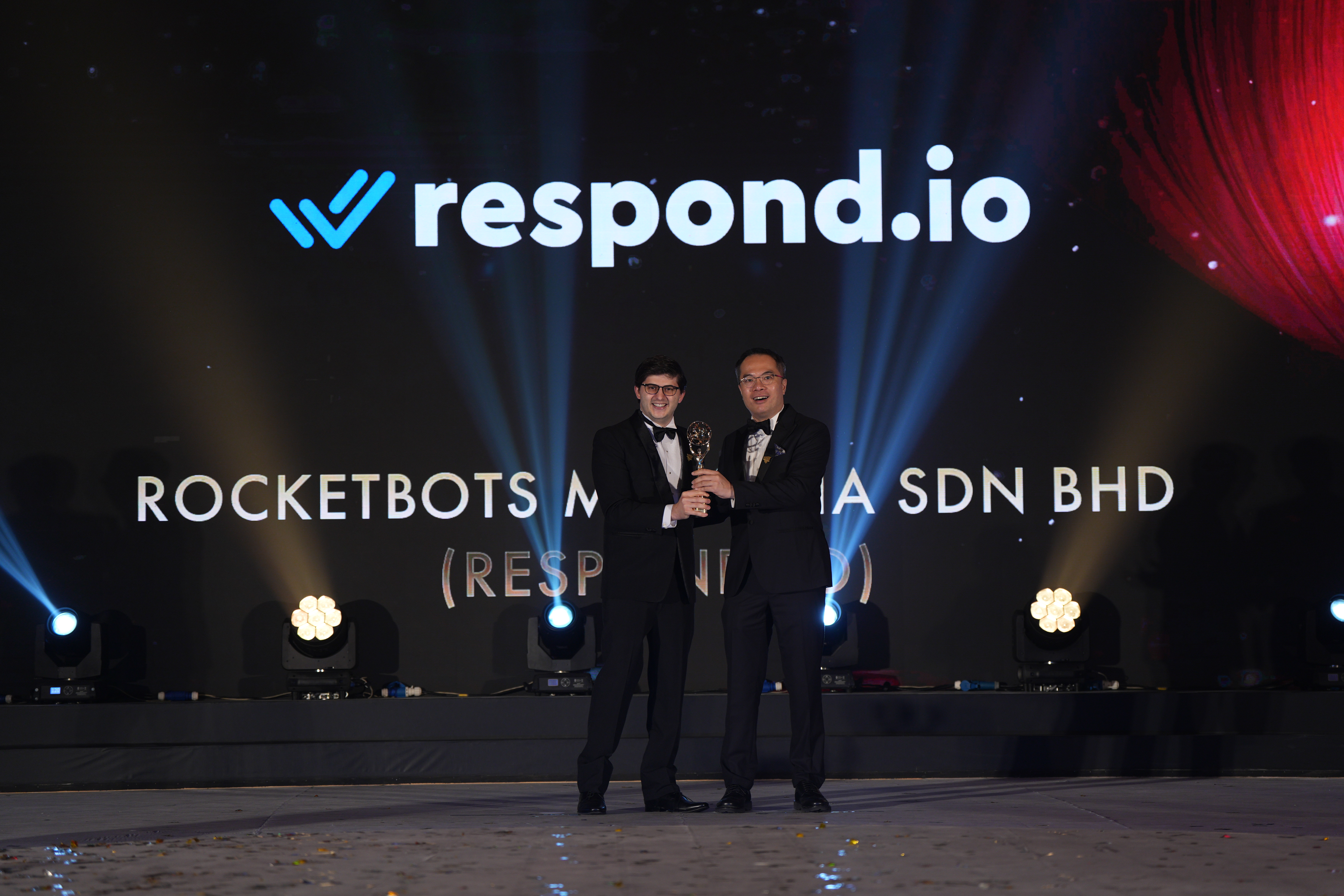  Gerardo Salandra, respond.io CEO, receiving the SME100 2023 Awards for Fast-Moving Companies