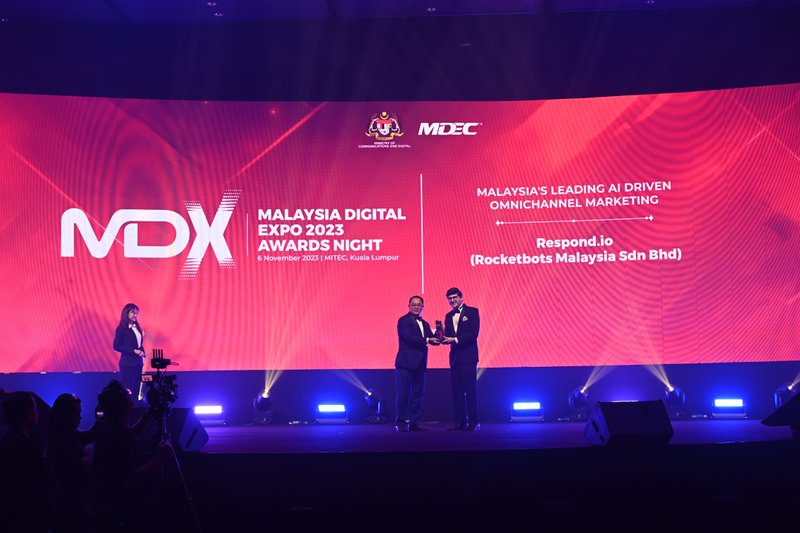 CEO Gerardo Salandra embraces Malaysia's Leading Omnichannel Marketing award for respond.io.