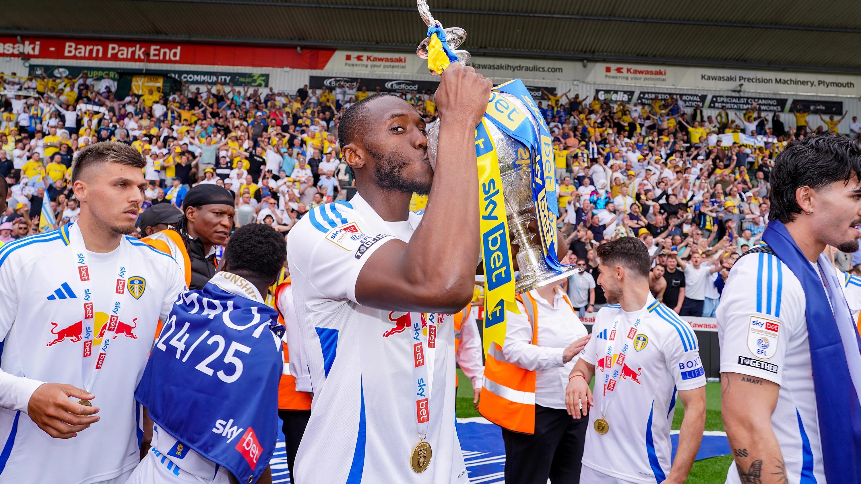 Guilavogui trophy lift