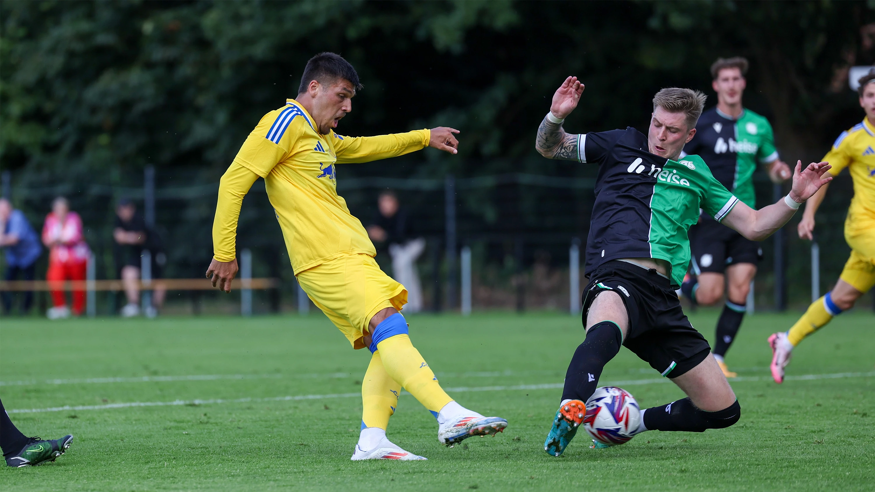 Joel Piroe Scores Against Hannover 96