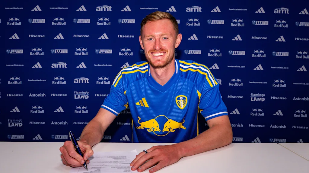 Sean_Longstaff_signing.jpg?fm=webp&fit=fill&f=center&w=1024&h=576&q=75