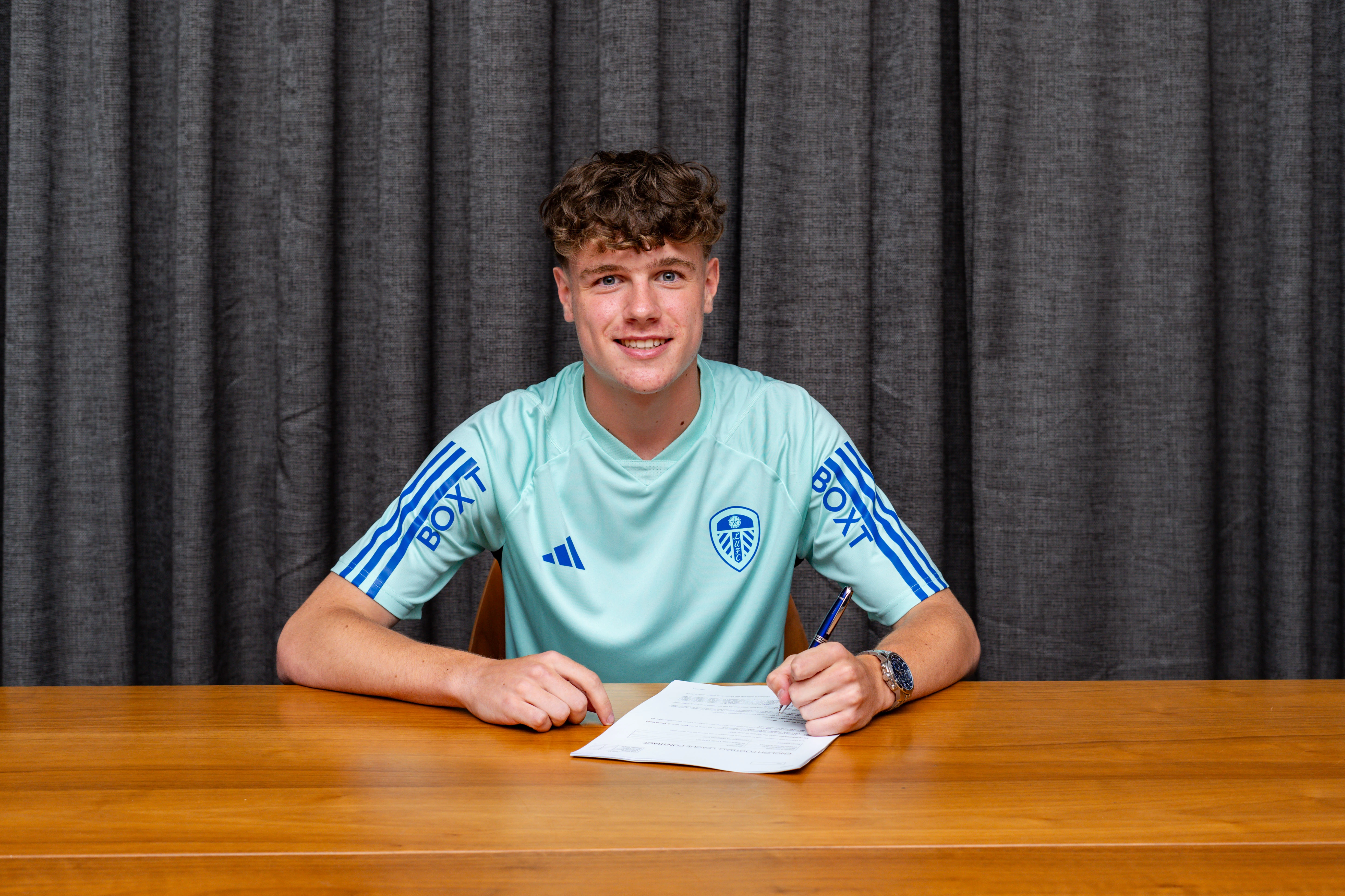 Rhys Chadwick signs professional contract