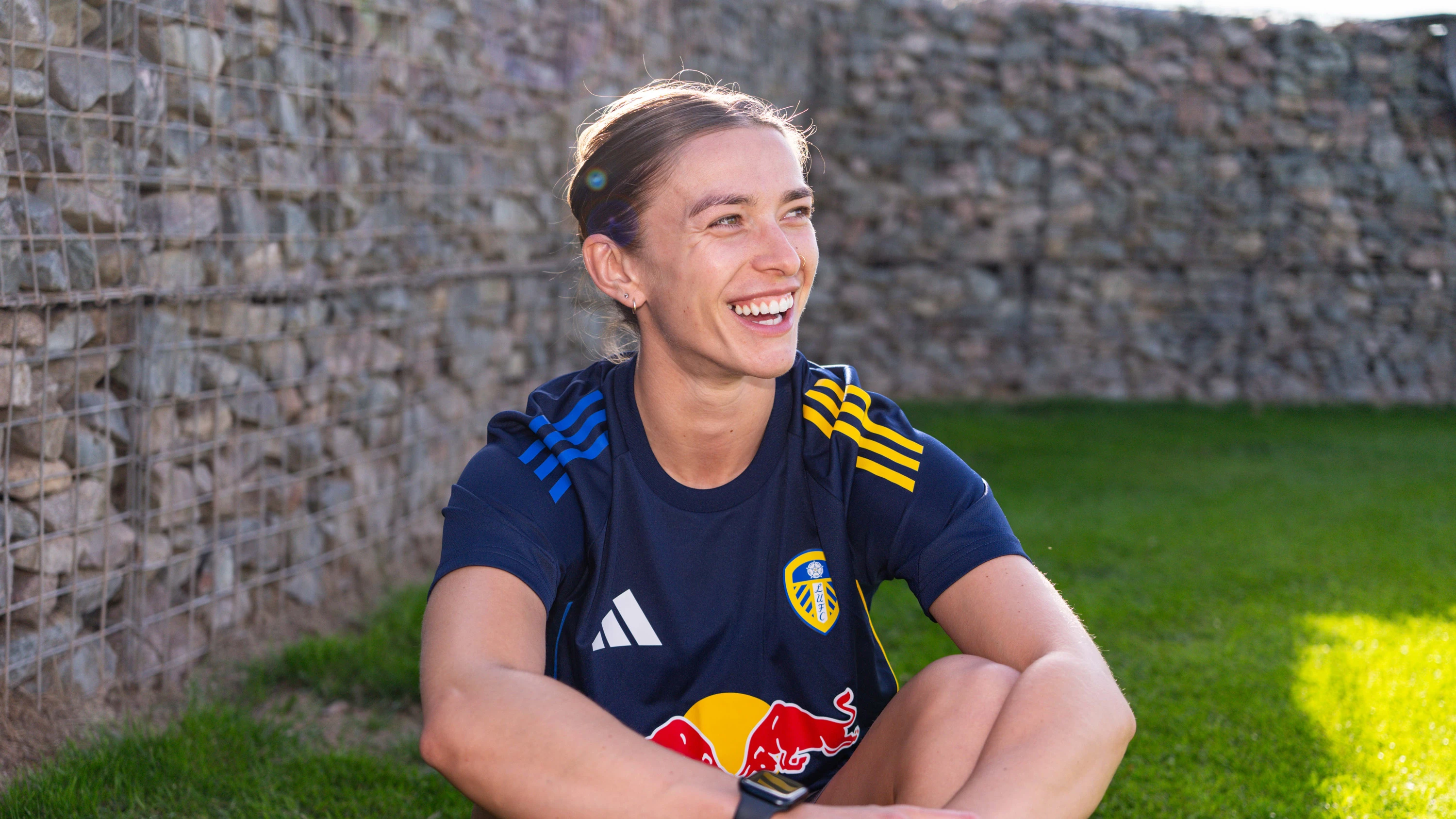 Chloe Dixon signing photo 4