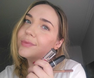 Laura selfie lip look in-article