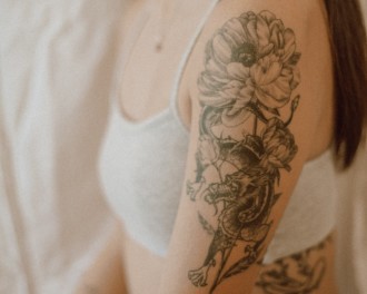 5 of the Best Makeup to Cover Tattoos_Jasmin Chew photography_person with flower tattoo on upper arm