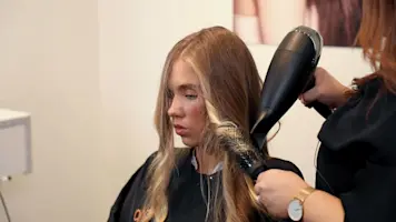 VIDEO: How To Create A Blow Wave At Home