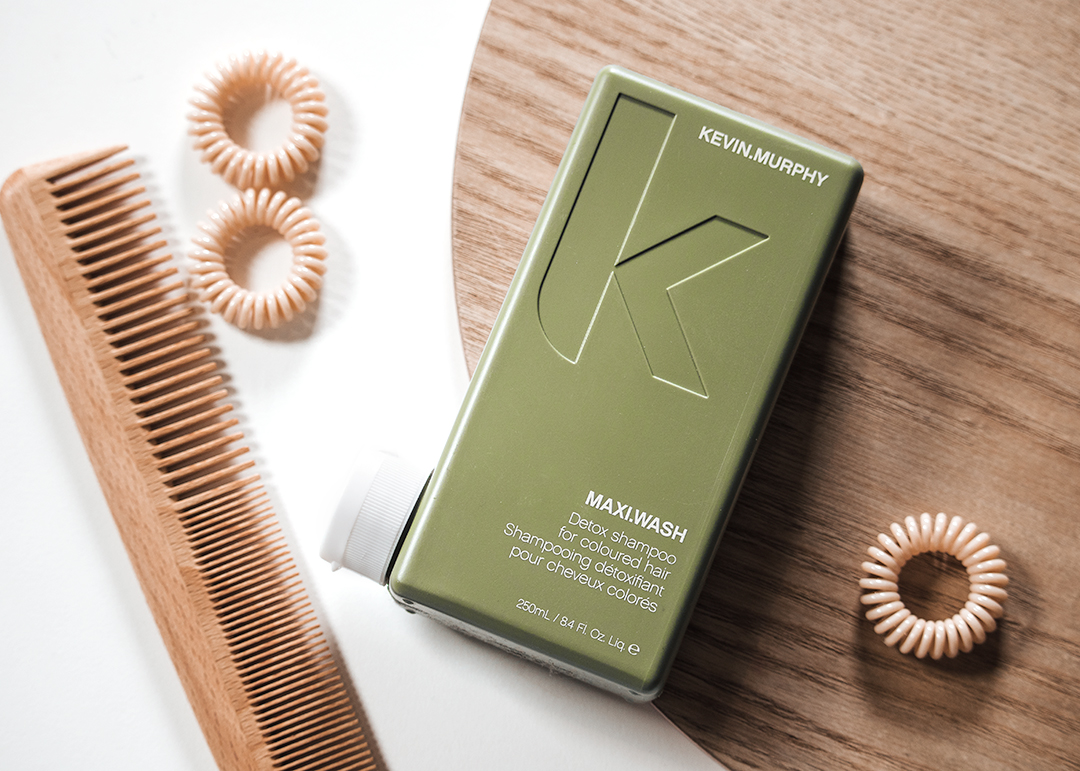 Kevin.Murphy Maxi.Wash - product flat lay next to a wooden comb and hair ties 1080 x 771