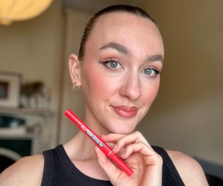 Jas simple graphic Benefit eyeliner in-article