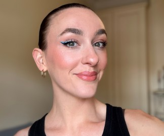Blue cat eyeliner Jas selfie in-article