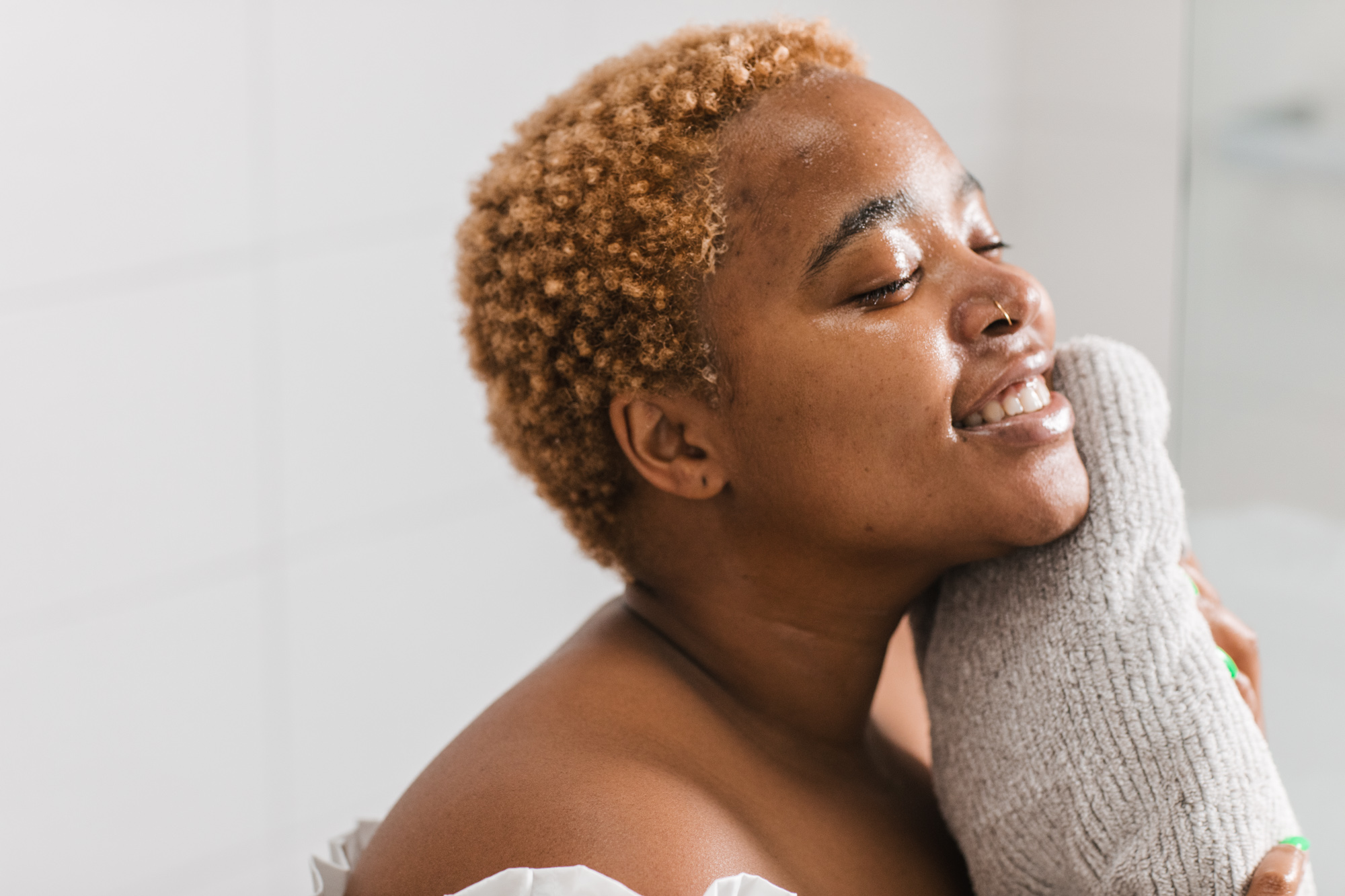 everything-you-need-to-know-about-baby-powder_Women drying herself with towel after showering_1080x800