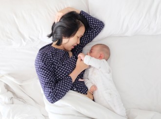 everything-you-need-to-know-about-baby-powder_mother and baby in bed-1080x800