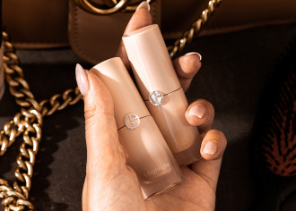 Giorgio Armani Neo Nude A-Highlight - one hand with manicured nails is holding two small product tubes - 1080 x 771