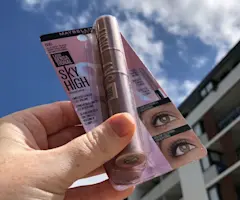 Should I Put Mascara On My Bottom Lashes? - Adore Beauty