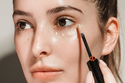 How to Choose the Right Shade of Concealer