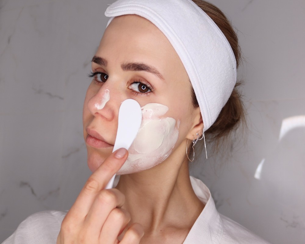 How to use Weleda Skin Food_model applying a thick layer to the skin with a spatula